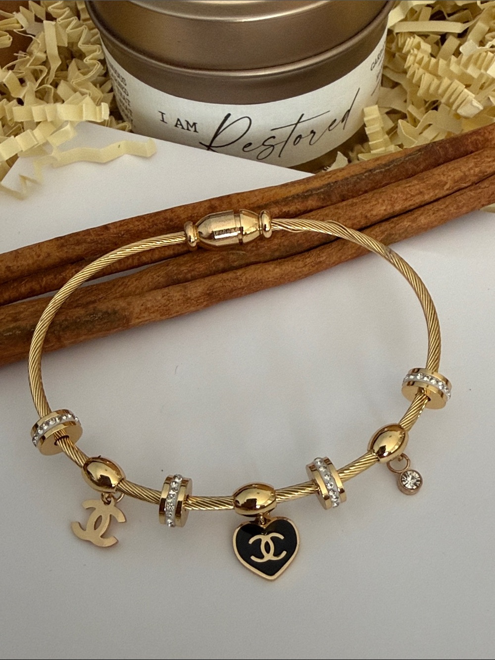 Fashion Jewelry Gold Cable Bracelet with Black Heart Charm
